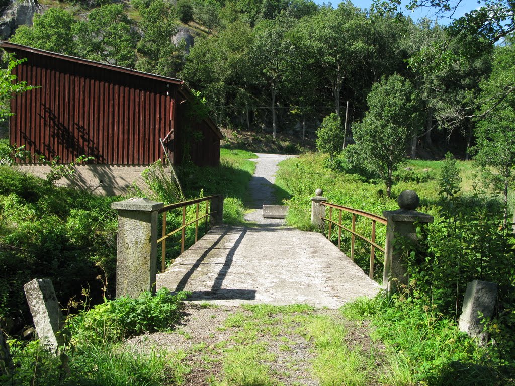 Detaljbild från fabriksområdet med patinerade material och industriell känsla