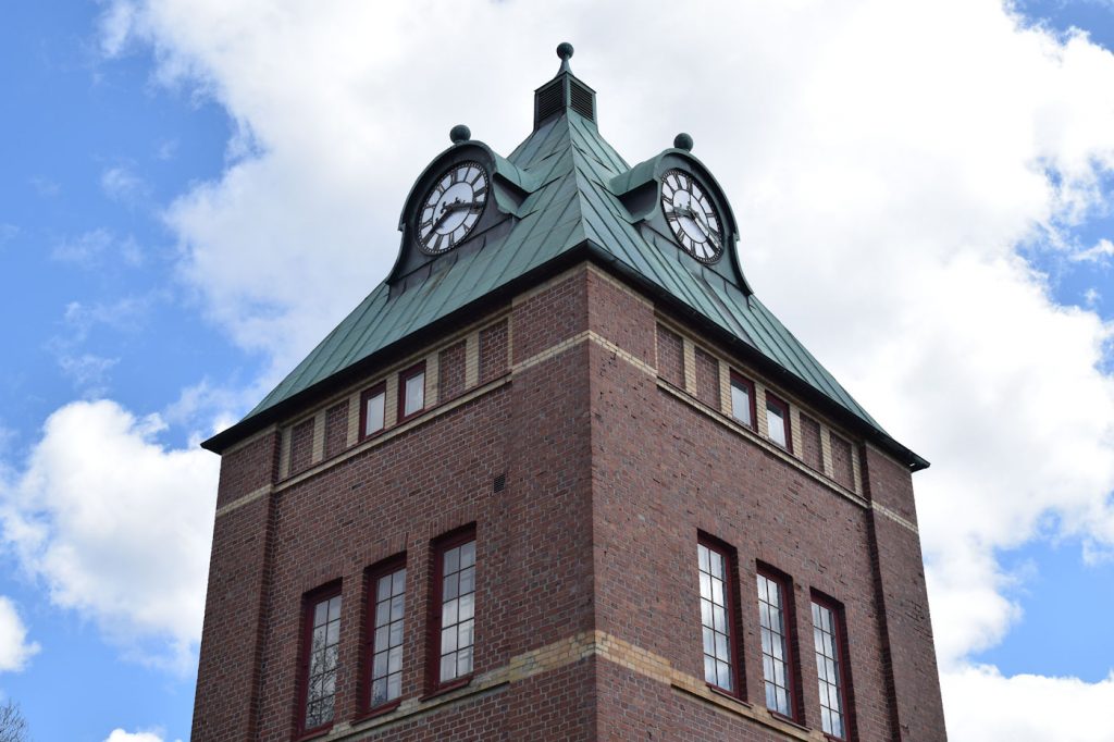 Området kring Ahlafors Fabriker med historiska byggnader och gröna omgivningar