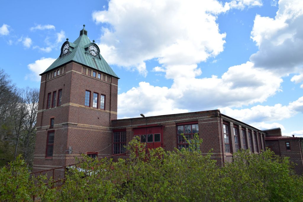 Fasaden på Ahlafors Fabriker med tegel, fönster och industriella detaljer